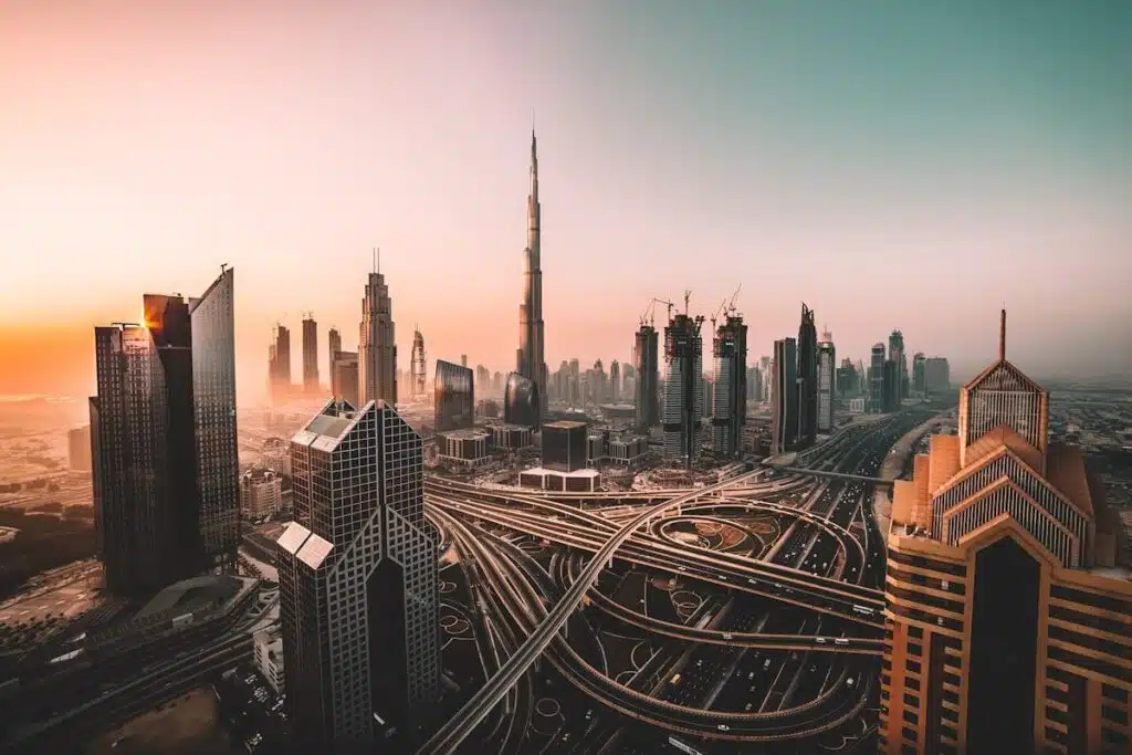 Webentwicklung für Unternehmen in den VAE und am Golf 1 Webentwicklung für Unternehmen in den VAE: die Skyline von Dubai, Heimat von Firmen, die Websites auf Englisch und Arabisch brauchen